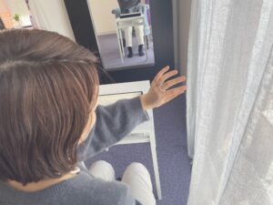 60代女性が普段使いのダイヤモンドリングを試着している