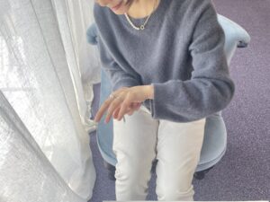 60代女性が普段使いのダイヤモンドリングを試着している