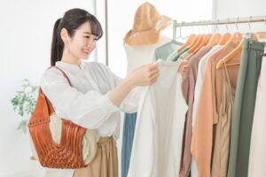 おしゃれな服を探す女性